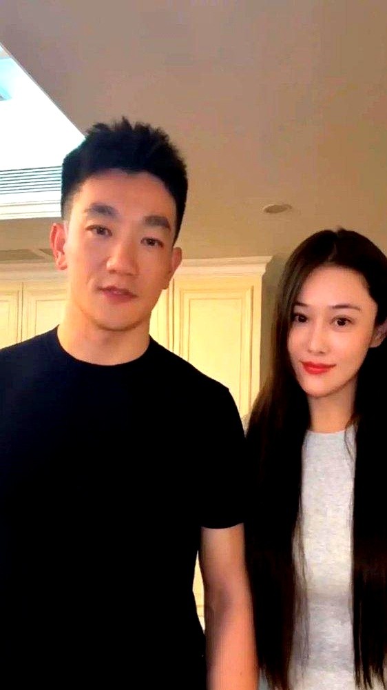 脱下军装、没有助理开道，39岁的何捷被拍到肚子微凸、穿着旧衣陪张馨予吃席。张馨予拎着十几块的奶茶走在