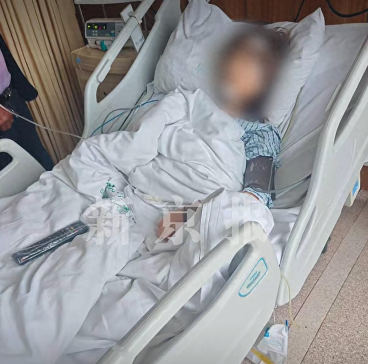 浙江杭州，一名16岁的女孩邀请心情低落的闺蜜离来自己家住，闺蜜和女孩家里的猫玩了