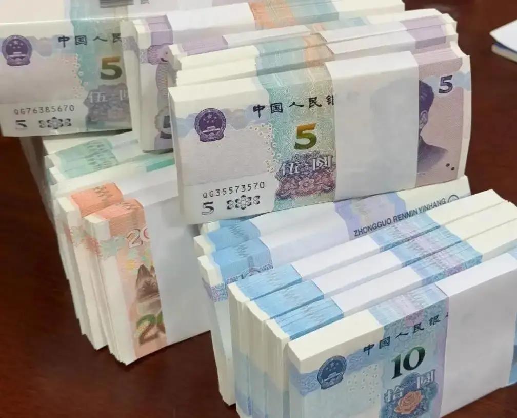 广东人过年发利是，今年直接冲上热搜。刷到视频，银行门口排老长队，全是为换新钞