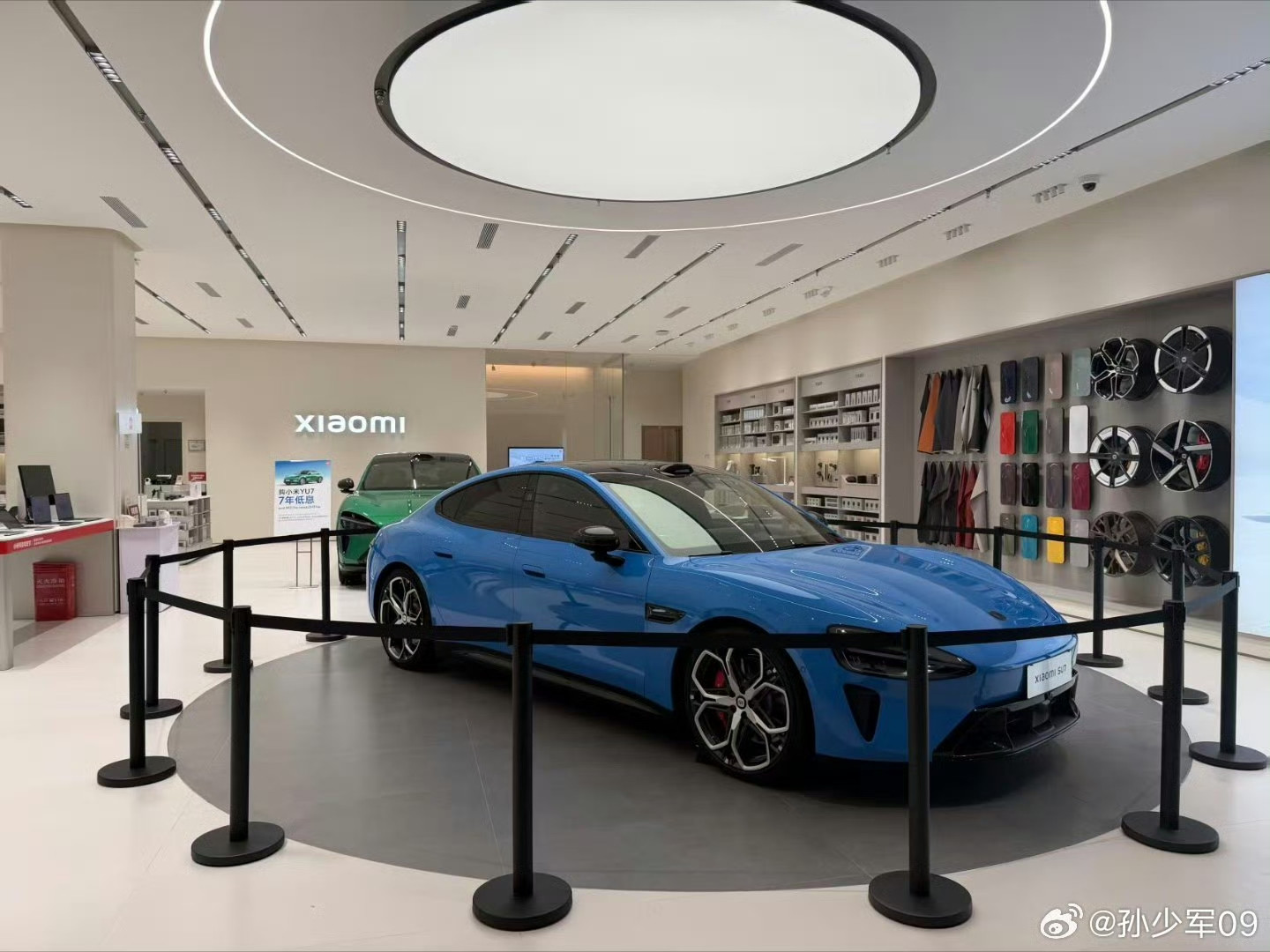 小米SU7新款到店了，果然是用新的卡布里蓝做展车，这个蓝色很适合成为主销色！