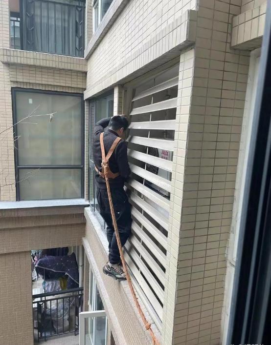 湖南一男子爬上了阳台修空调，恰巧看见了对面阳台上正洗澡的女邻居，女邻居大