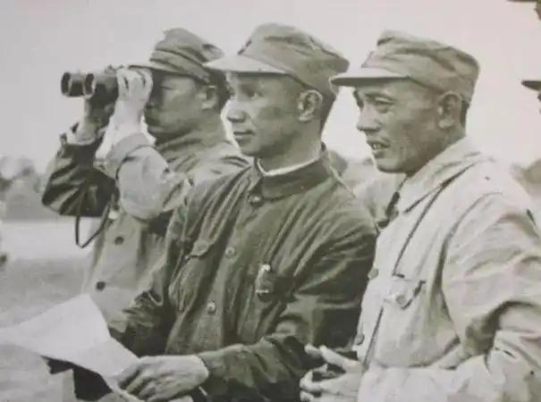 1945年，粟裕率领新四军南下部队开进浙江目山地区，坚持在抗日前线，建立根据地。
