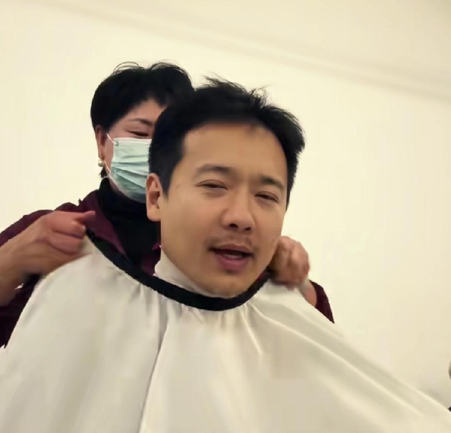 43岁高云翔胡子花白蹲路边剪头，董璇却带娃在三亚冲浪！这对比太狠了…同款农历