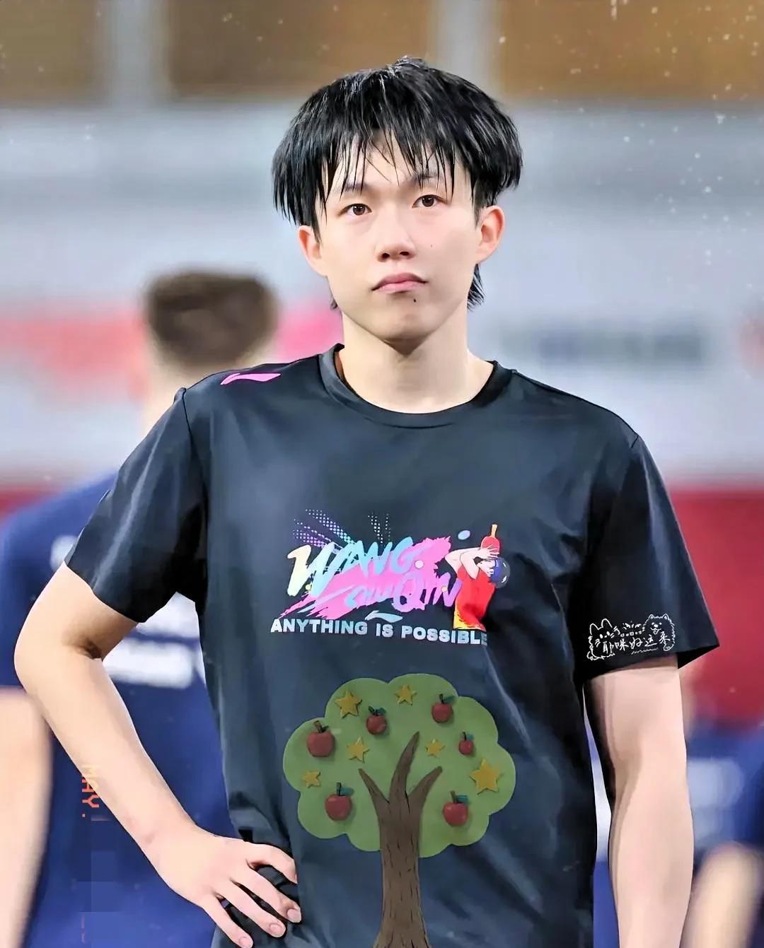 我的私生活严守法律与操守。王楚钦今年也就二十多岁，和女孩子合影很正常，媒体何必