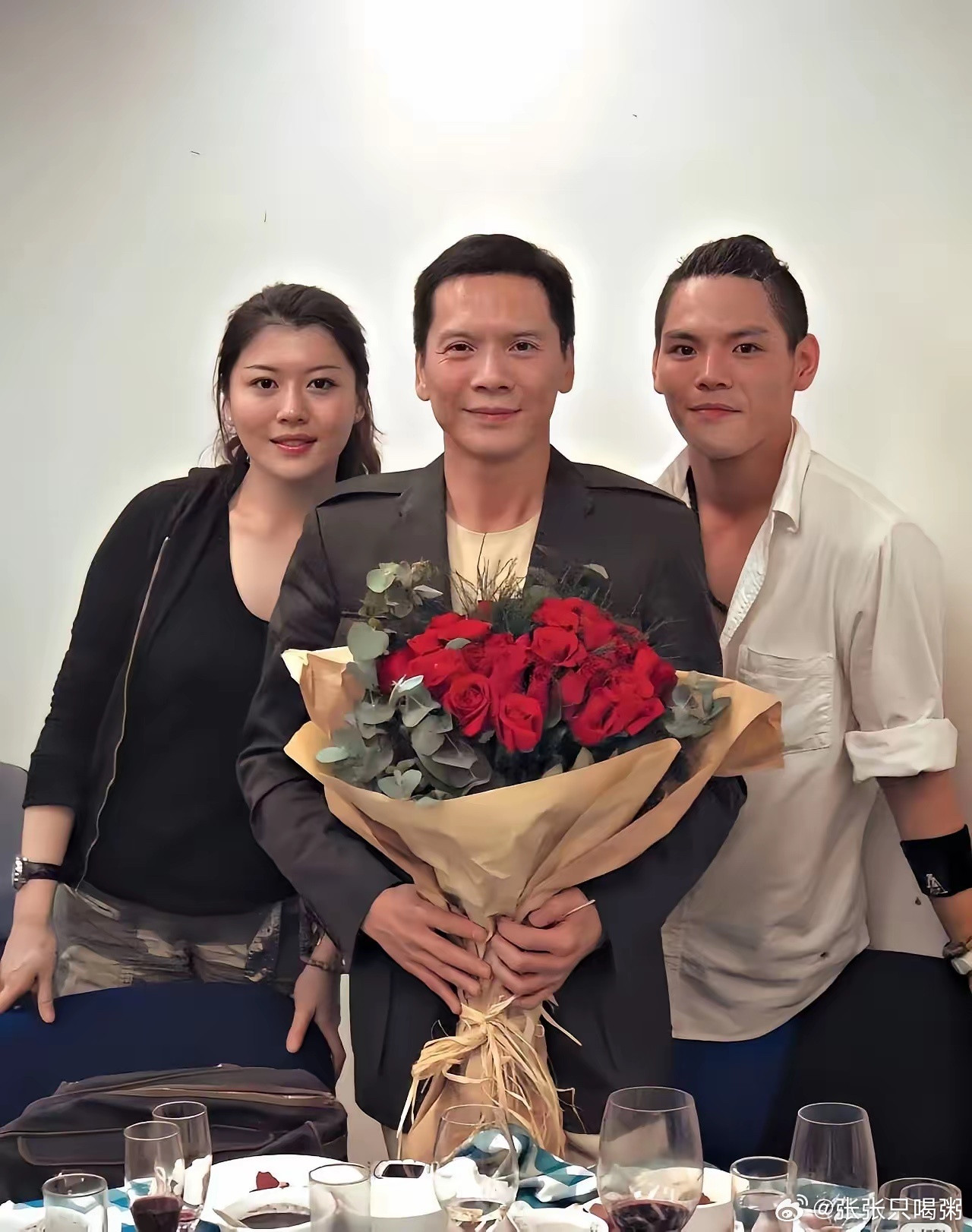 向华强和儿子向佐、女儿向咏恒的一张合影，孩子们是同父异母。