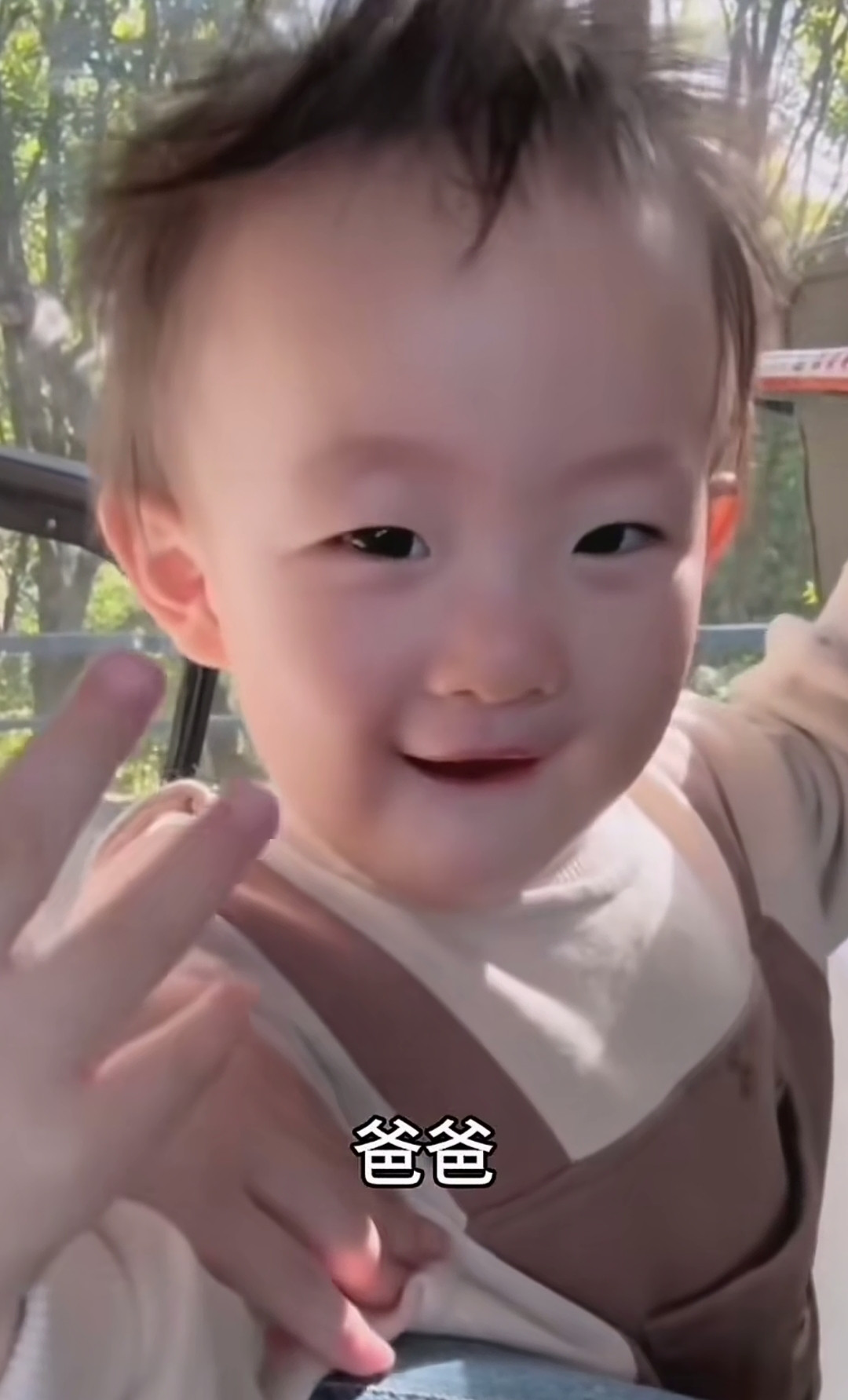 视频里：黄一鸣教闪闪叫爸爸，闪闪叫一声，跳一下……黄一鸣说，再叫一声！于是闪闪一声声“爸爸”叫出口，