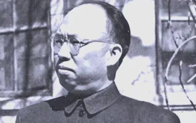 1932年就当上了师长，到1948年才混到副军长——16年，只升了半级。1955