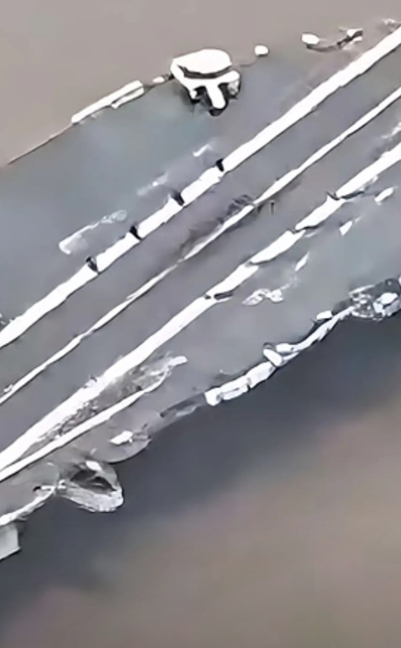 福建舰电磁弹射航母，海试回来了，轮胎印太明显了，我骄傲我骄傲，强大的祖国。这要是