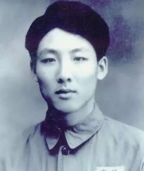 1950年元宵节，哈工大预科班学生孙家栋发现食堂有红烧肉，一时嘴馋的他，决定吃了