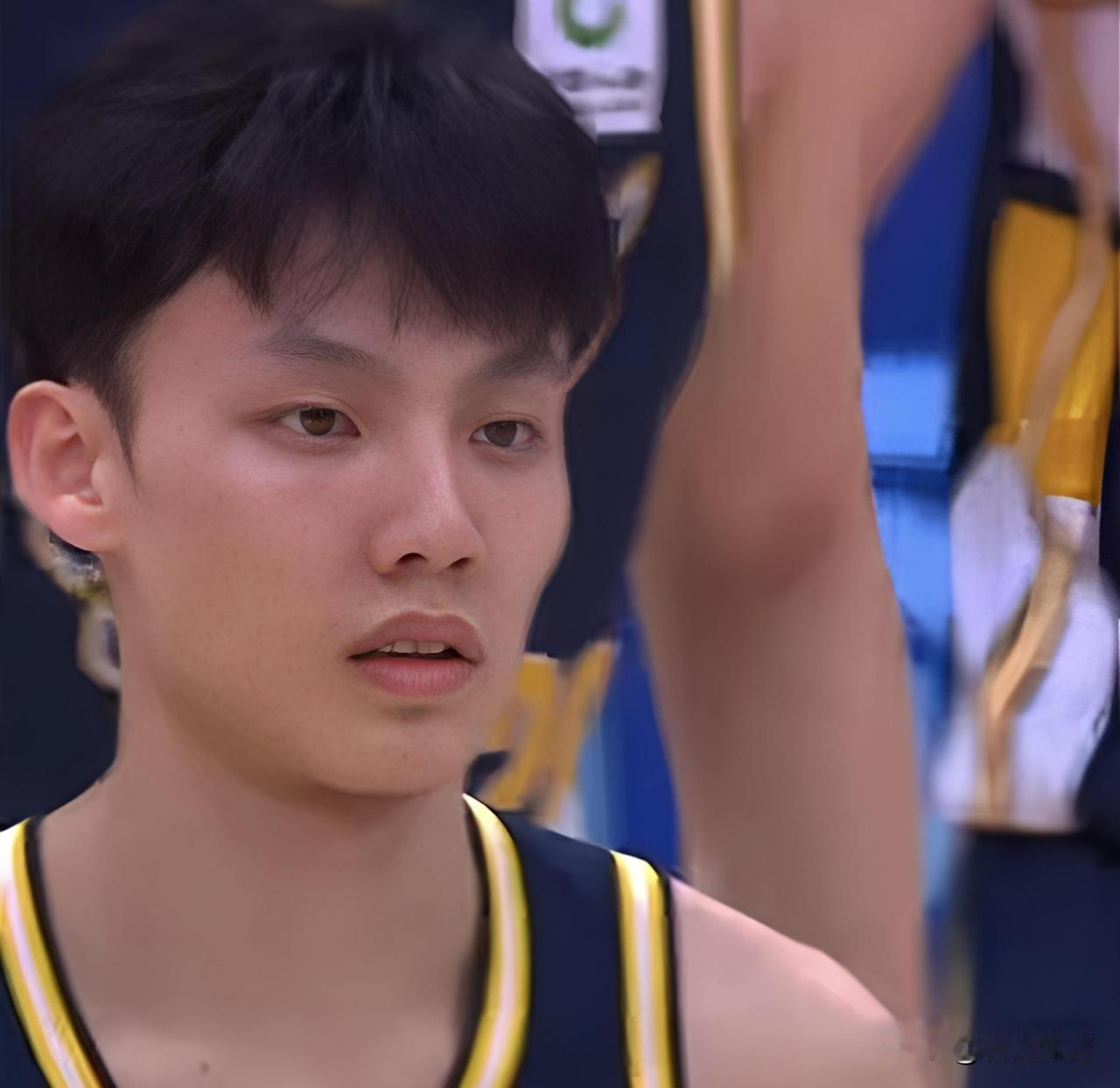 杜锋有必要这样吗？徐杰肉眼可见的身体状态不好，竟然还让他打？而且还让他打了1