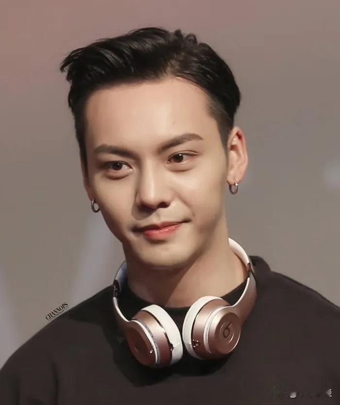 蔡卓妍官宣结婚的消息一出来，朋友圈瞬间被刷爆。有人扒出她和陈伟霆当年的旧照，评论