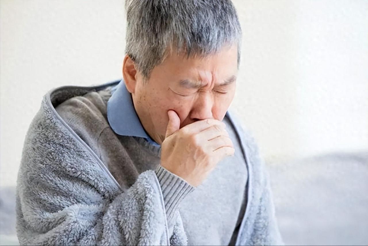 医生忠告：肺癌早期不是咳嗽，而是频繁出现这3症状，小心异常肺癌在大众认知里，