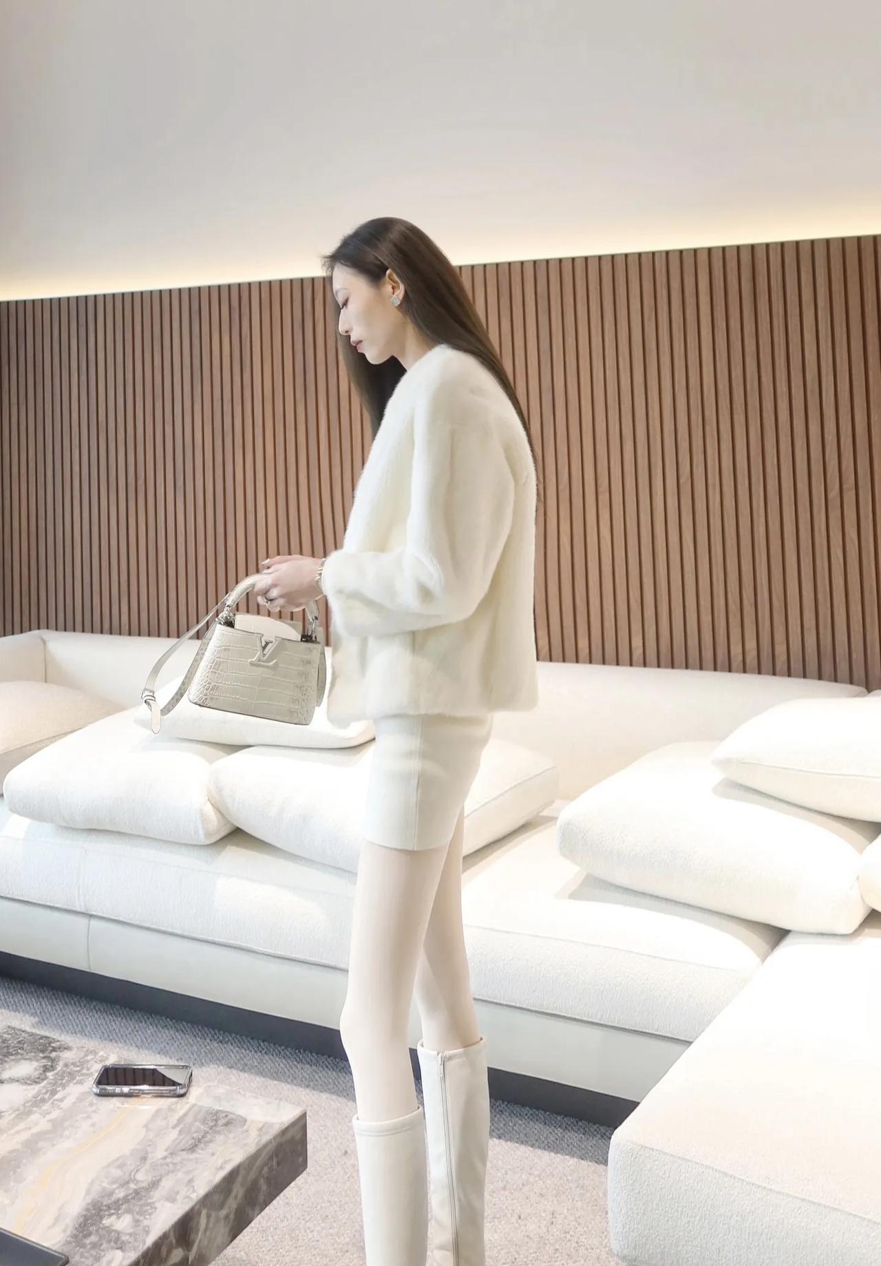 终于懂了“六万八的貂不如一尺六的腰”这句话的意思！图中一袭白色貂绒搭配纤细的腰肢