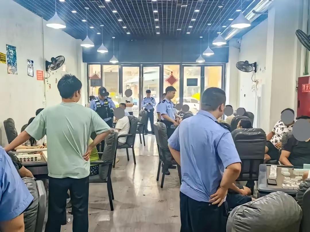 成都警方打击违规经营“转转麻将”。转转麻将就是，胡牌即下场，新人接着上，人员循环