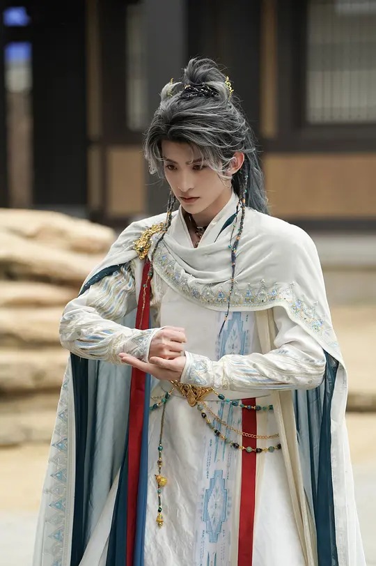 《天地剑心》作为成毅的新作，再次展现了他精湛的演技和深厚的角色塑造能力。在