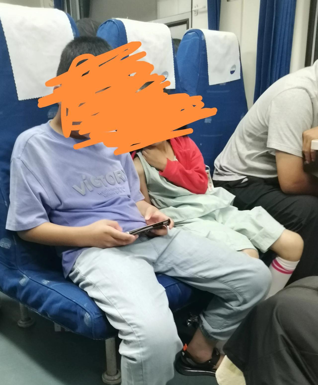 孩子们只要有手机玩，就会很乖，很懂事。