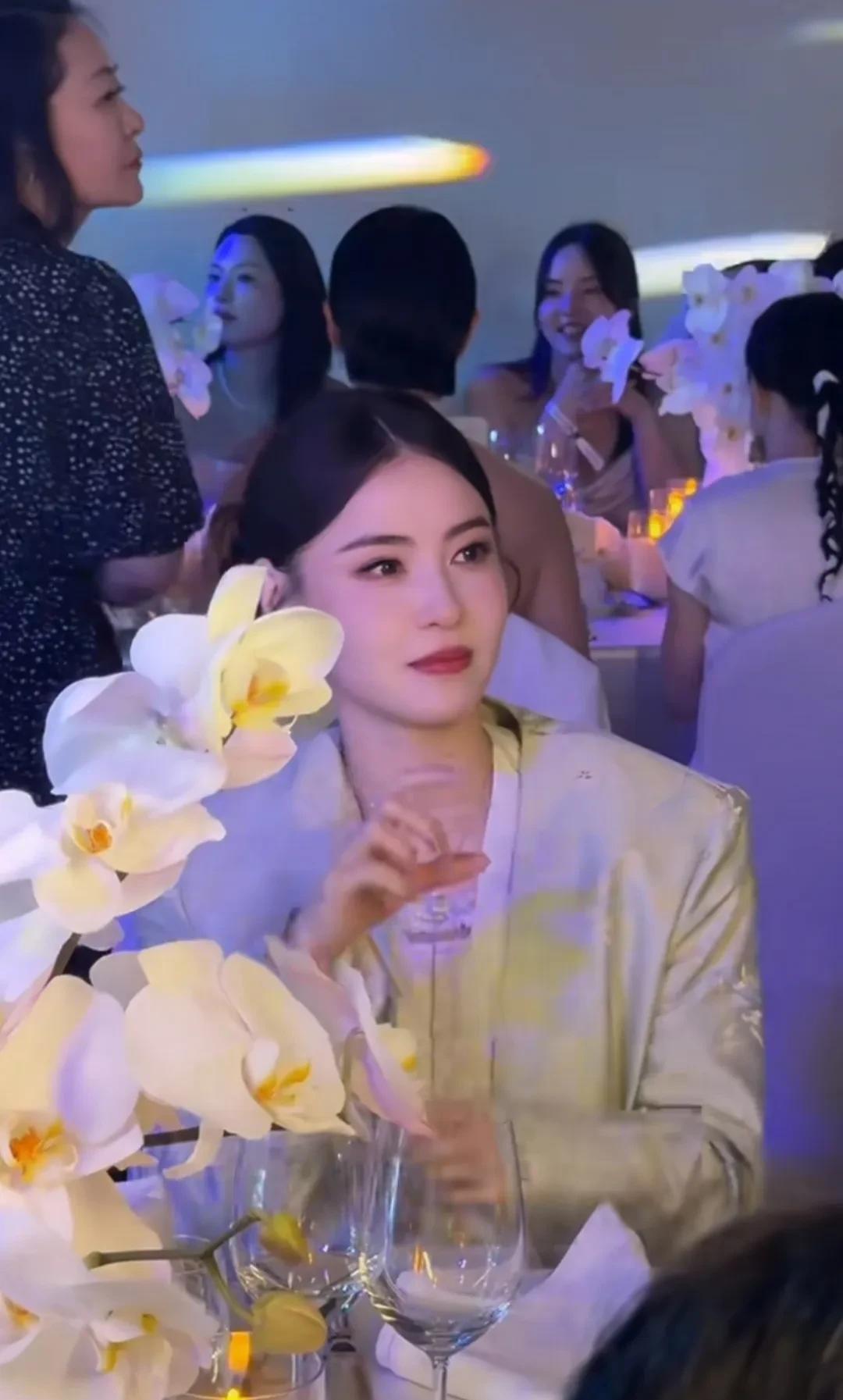 我觉得娱乐圈再挑不出这么精致、艳丽的一张脸了！景德镇麦吉丽晚宴，遇见张柏芝，她