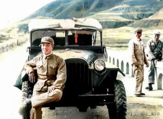 抗美援朝战争中，“范老虎”团长坐在一辆崭新的吉普车上，他本名叫范天恩，是38军1