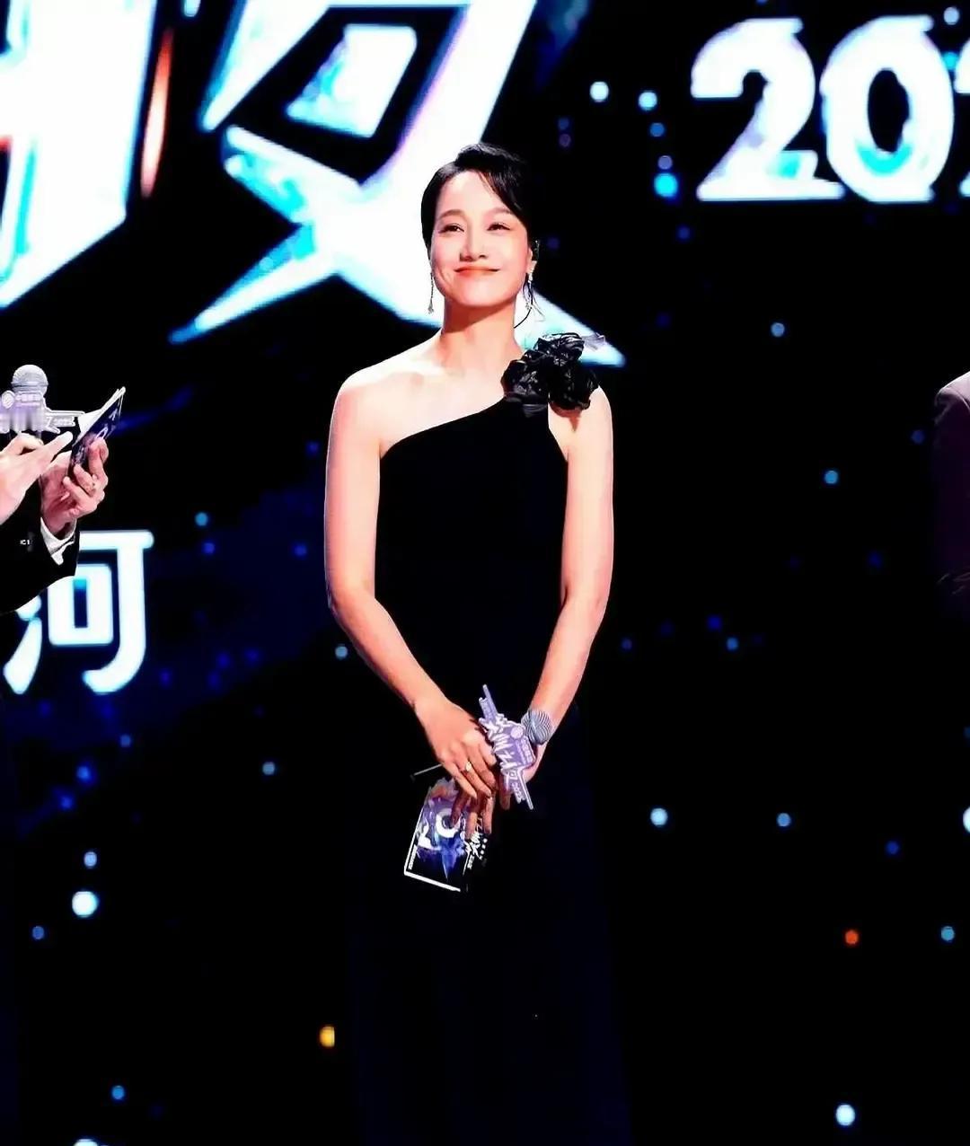 顶流下蹲的姿势，比新人下跪的标准，更能丈量这个圈子的高度。你相信吗？三年前一