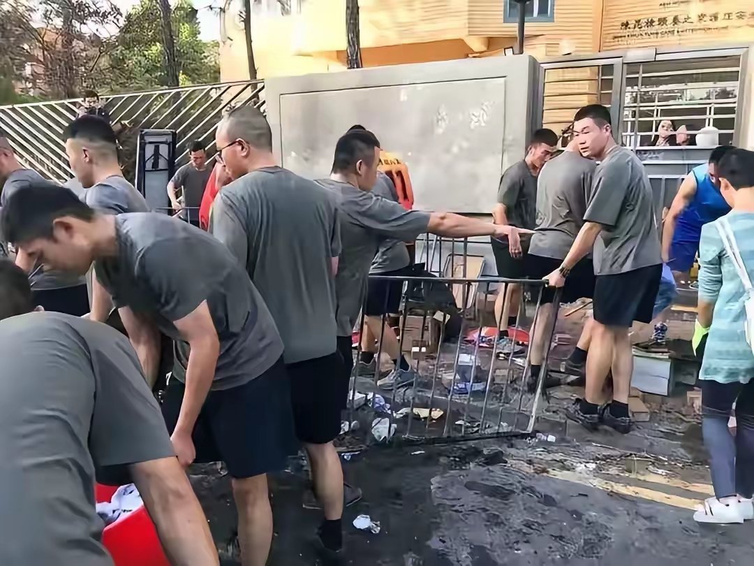 当时香港闹得厉害时，驻港部队组织士兵上街打扫卫生。一群士兵穿着背心儿，没有携带任