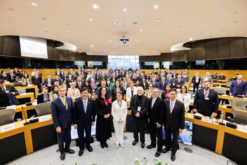 萧美琴跑到欧洲议会去演讲，获得全场起立鼓掌。讲白了，这些欧洲老爷们就是见不得中