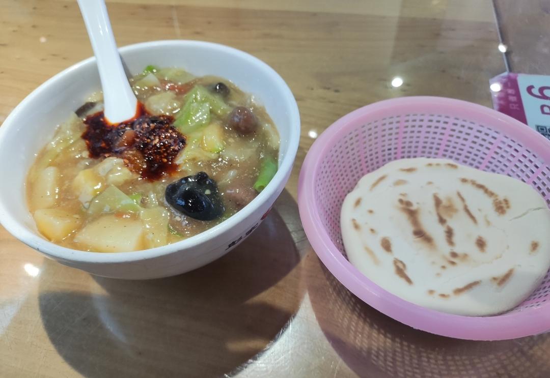 发现一个现象，西安街头有两种胡辣汤。分别是西安的肉丸胡辣汤和河南的肉丁胡辣汤。