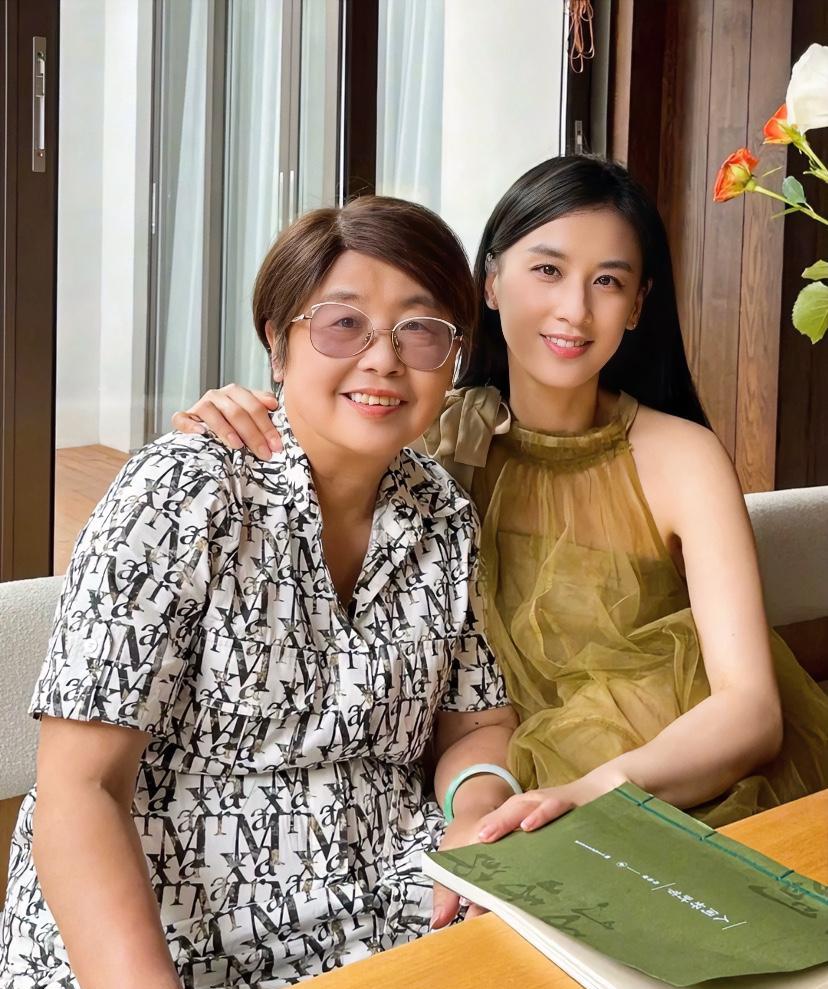 黄圣依的妈妈给所有母亲上了一课养孩子不一定要砸钱也不一定要纵容，但是一定得懂