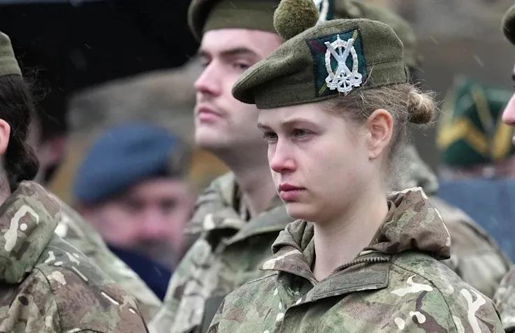 【女王最宠爱的亲孙女参军啦！】19岁的路易丝女爵身着戎装惊艳登场，放弃公主头衔的