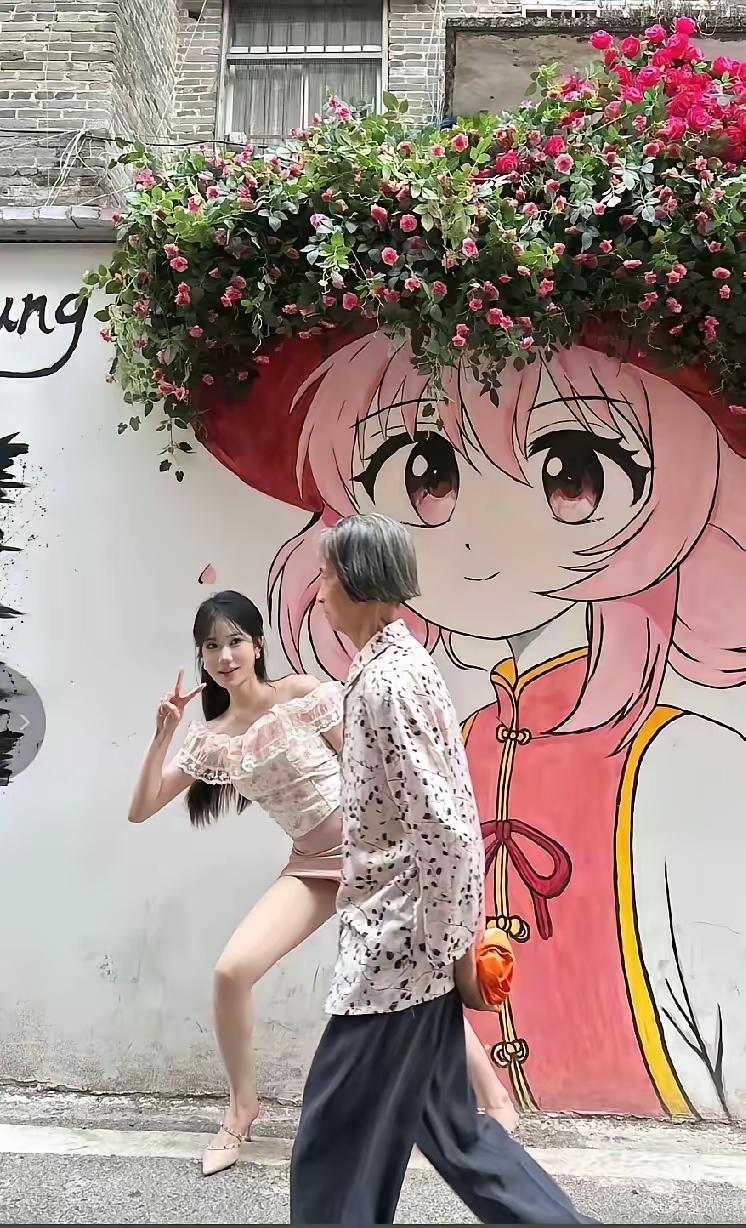 看到此情此景如此活力满满的年轻人，老奶奶可能想到了曾经的自己！不知道图中的姑娘