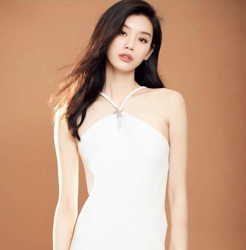 奚梦瑶脖子上那一长串金灿灿的镯子，居然被小姑子何超欣用两根手指轻松捏了起来。这