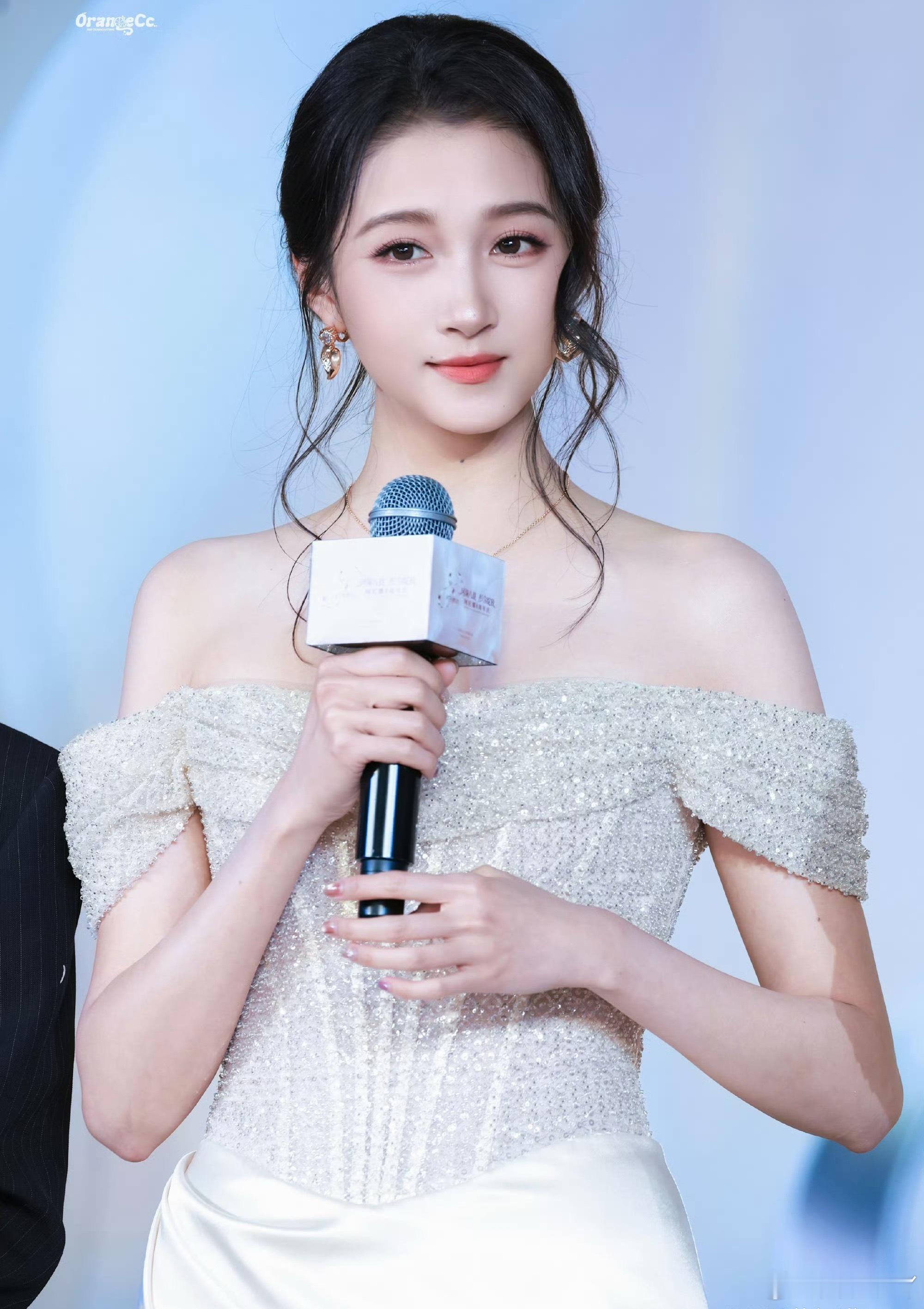 关晓彤优雅千金感是女神👸​​​