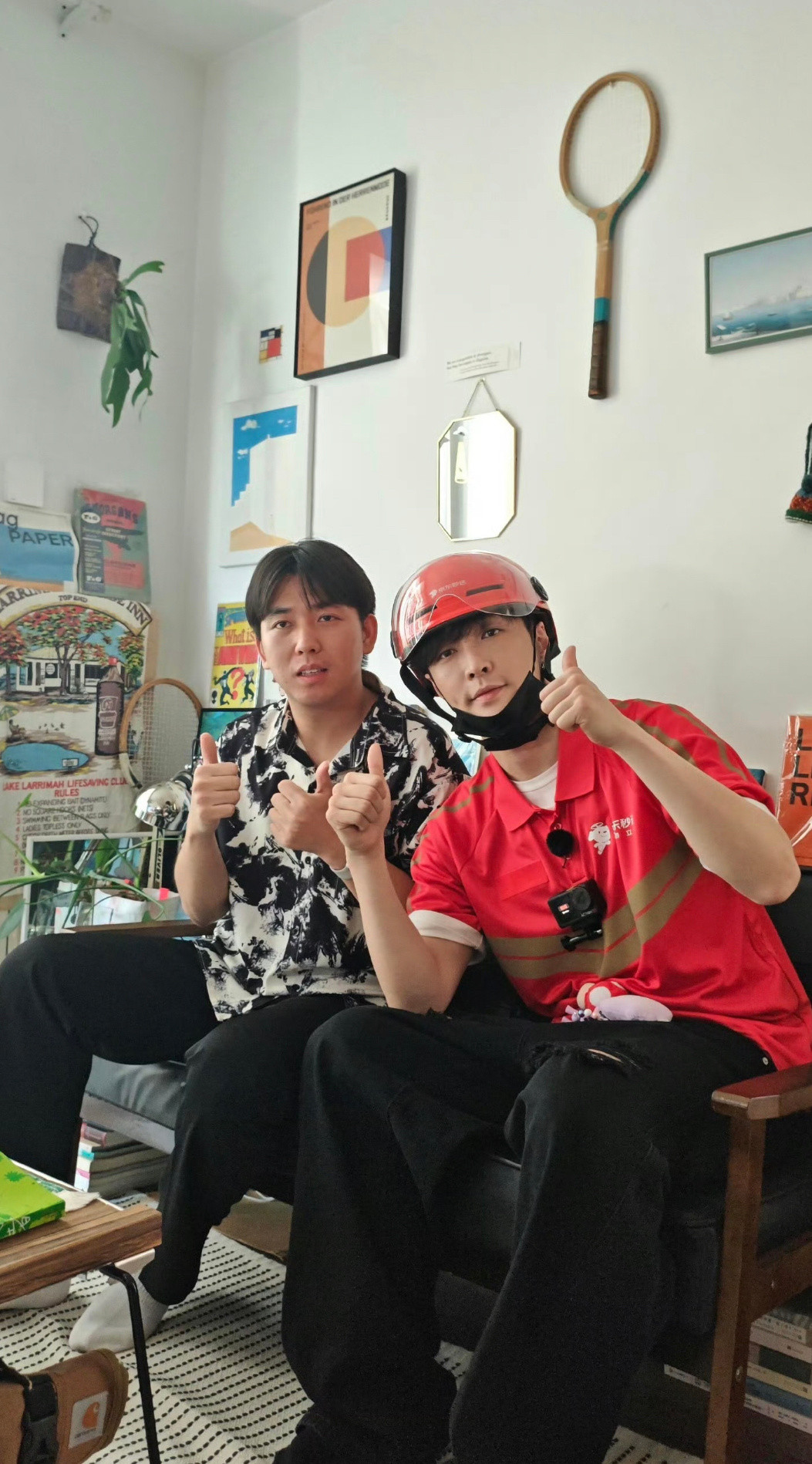 张艺兴去送外卖了还进门和素人合照了这小哥好幸福啊​​​
