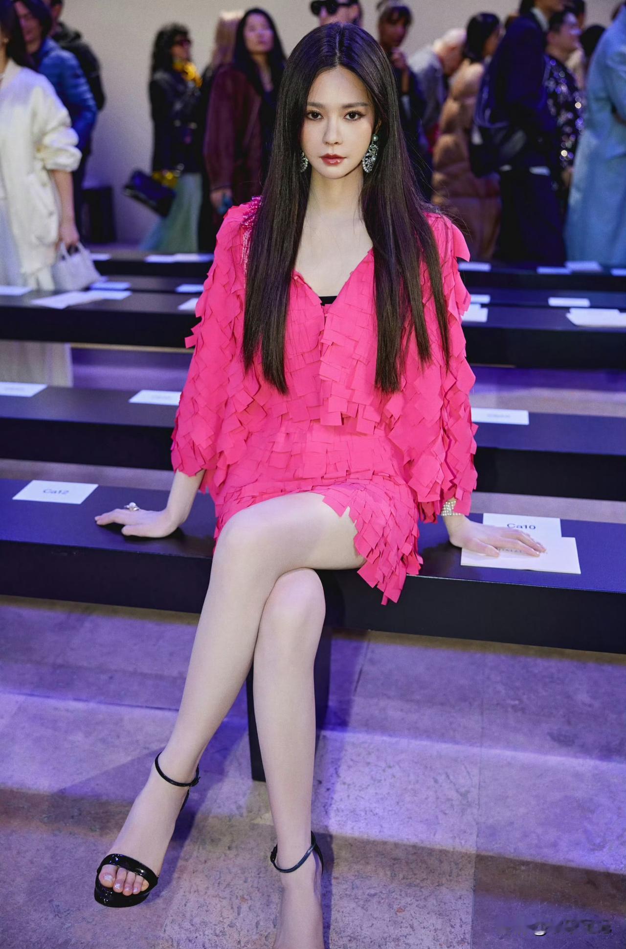 沈梦辰巴黎时装周，这大长腿[赞]羡慕杜海涛