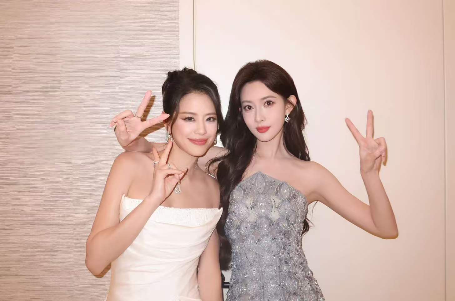 孟子义搂着江语晨合照养眼之！​​​