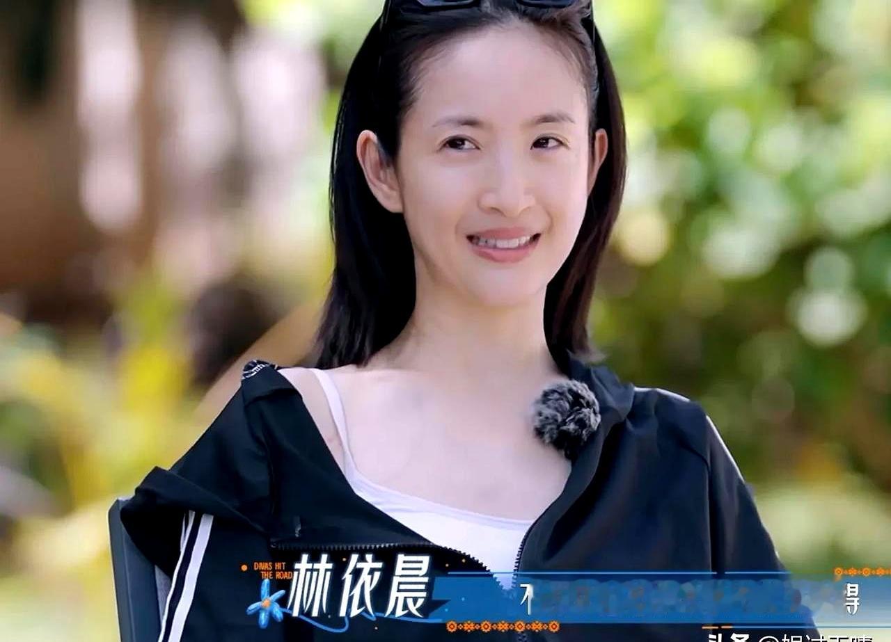 林依晨和周冬雨挤一张床，结果第二天大清早，王可刚起床就撞见林依晨孤零零蜷在室外的沙发上，当场吓懵了，