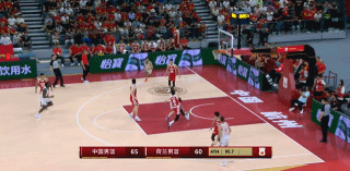 中国男篮以65：60荷兰队，表现最出色的球员是今天中国队首发：廖三宁，贺希宁，