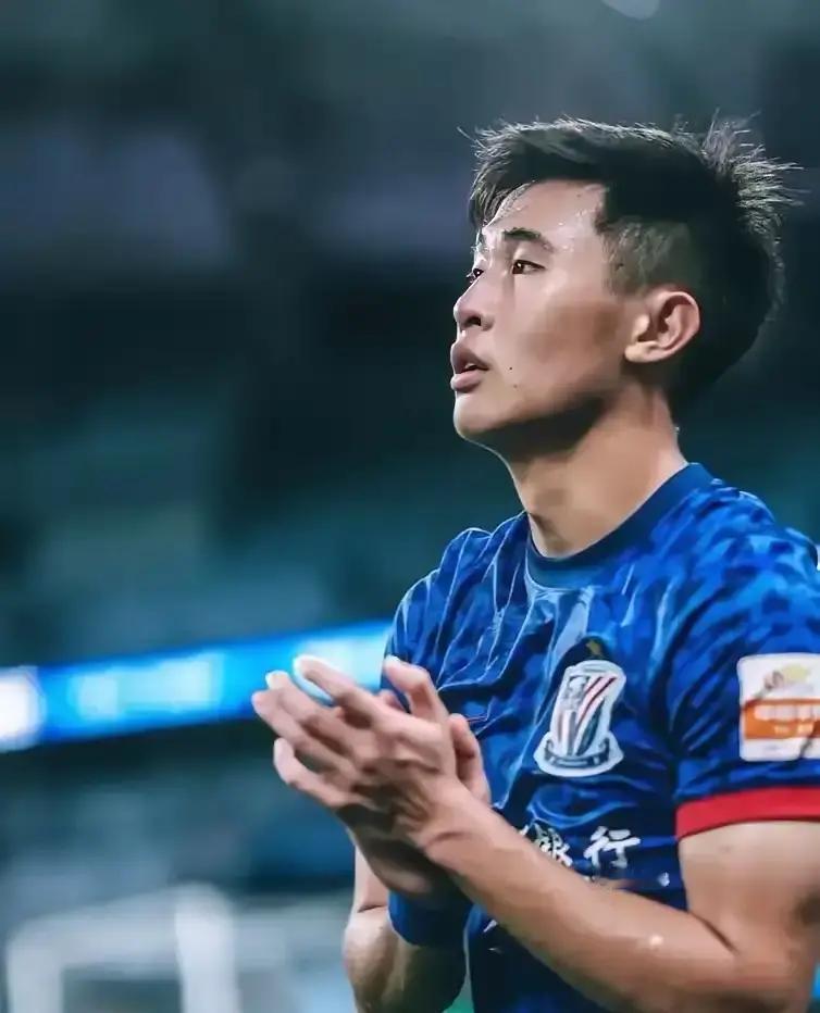 别信什么“训练冲突影响团结”的鬼话。申花后防线吵架，恰恰是他们在进化的证据。