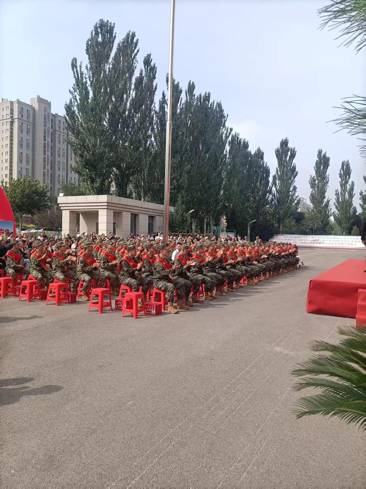 兵宝们最近陆陆续续都授衔了，成为一名合格军人了，，整齐的队列如松柏挺立，红毯铺展