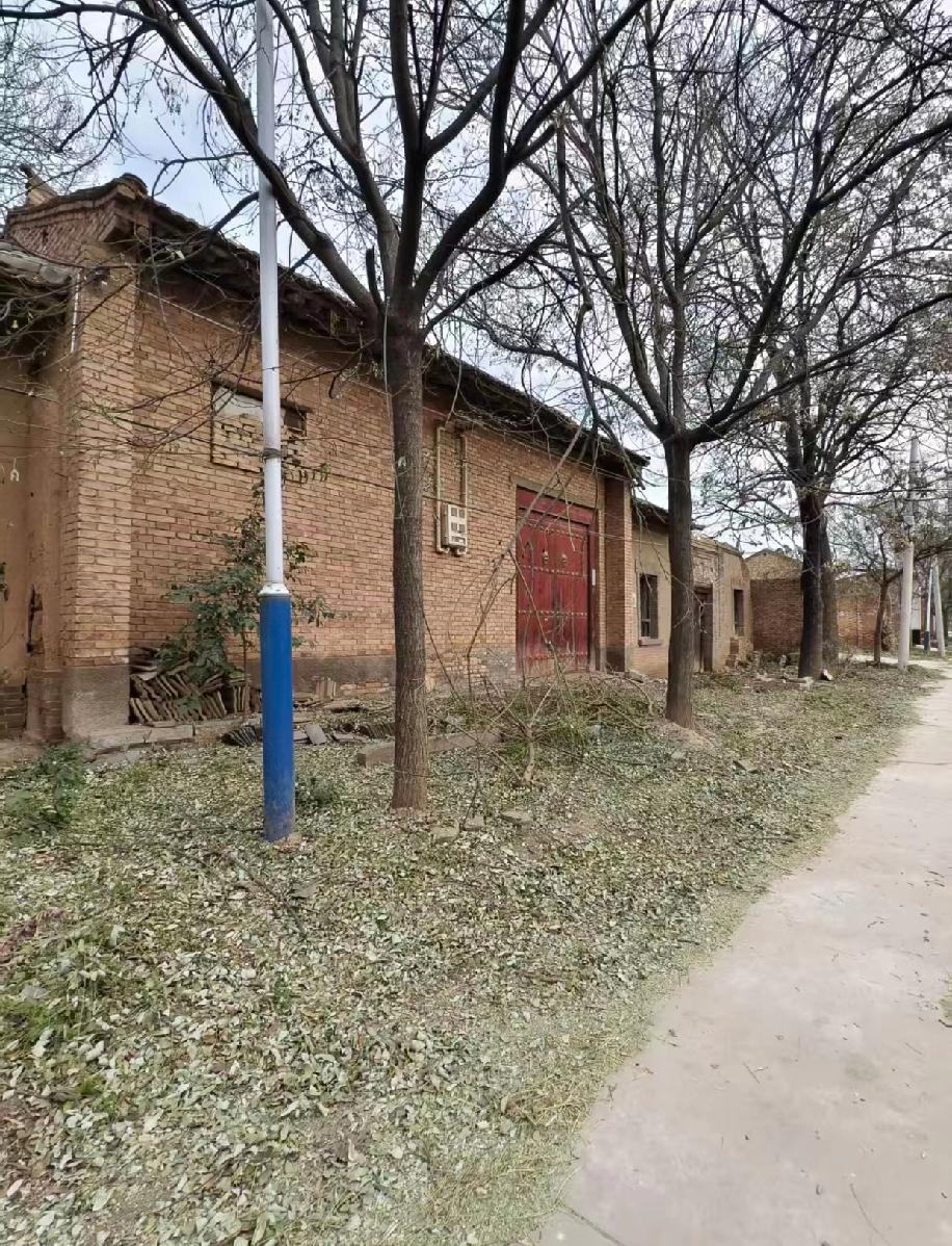 二叔打电话问我，老家空着的房子有人出20万买，卖不卖，我一口回绝，老公却接话称可