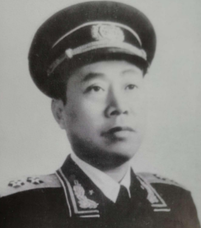 1942年，海匪孙二虎与陶勇洗澡后，突然有人匆忙塞给孙二虎一封信，由于不识字，他