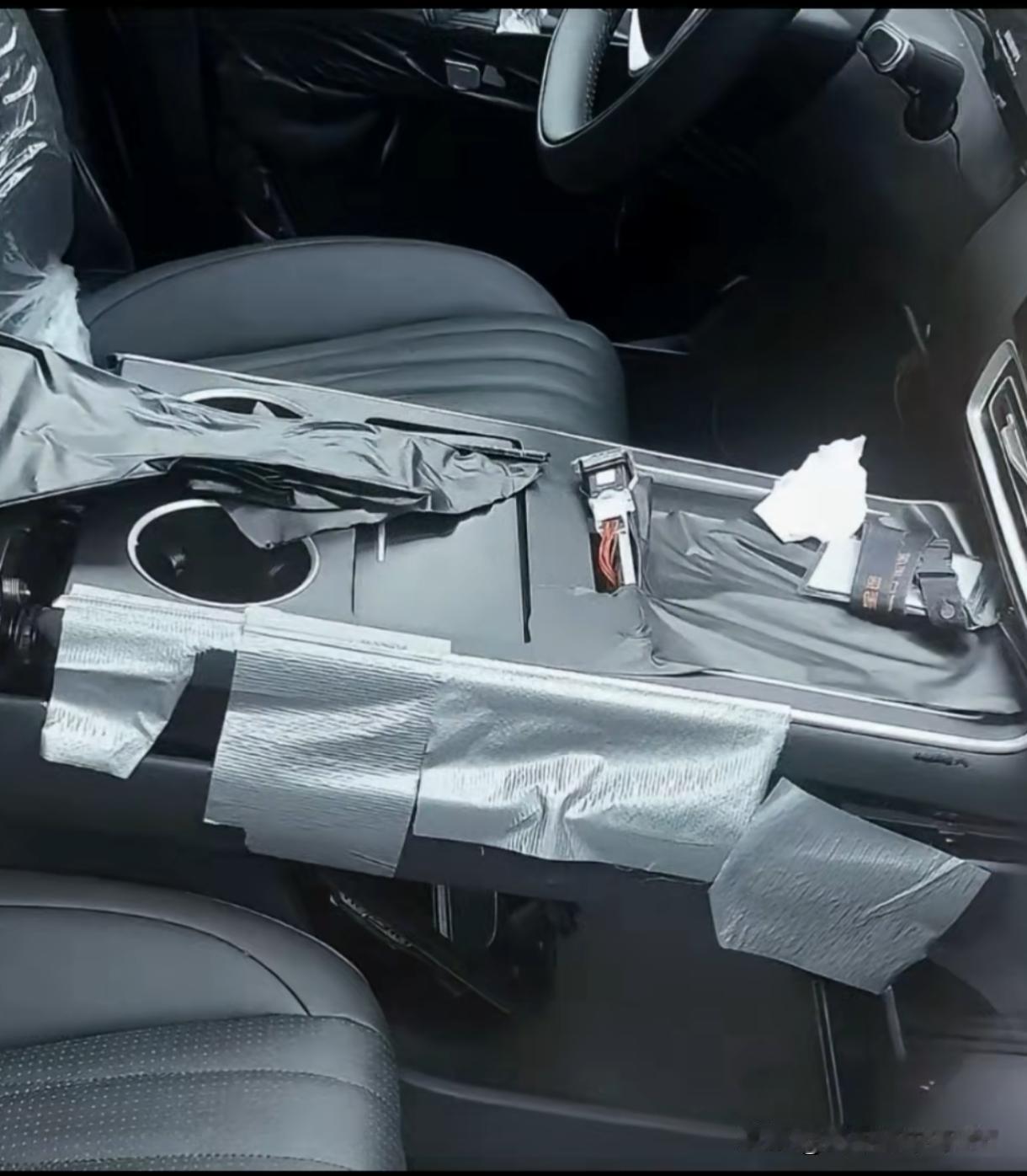 晒图笔记大赛星纪元et大改款,预计26年5月份上市。新款前脸变化不是特别大,官方