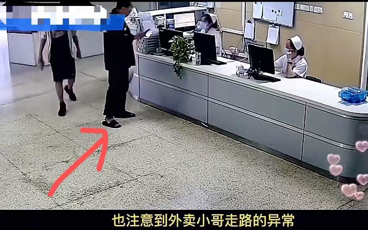 这个医生火了！下雨天，外卖小哥给医生送餐，不小心在路上摔了一跤，把汤洒了！小哥忍
