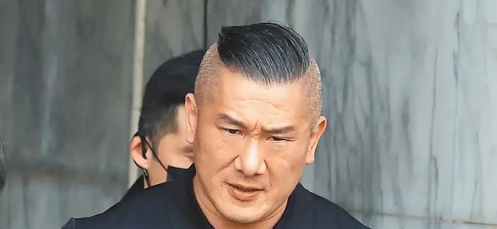此人忽蓝忽绿忽白忽红，典型的投机倒把分子，与柯文哲关系不错，近期他表示会来大陆亲