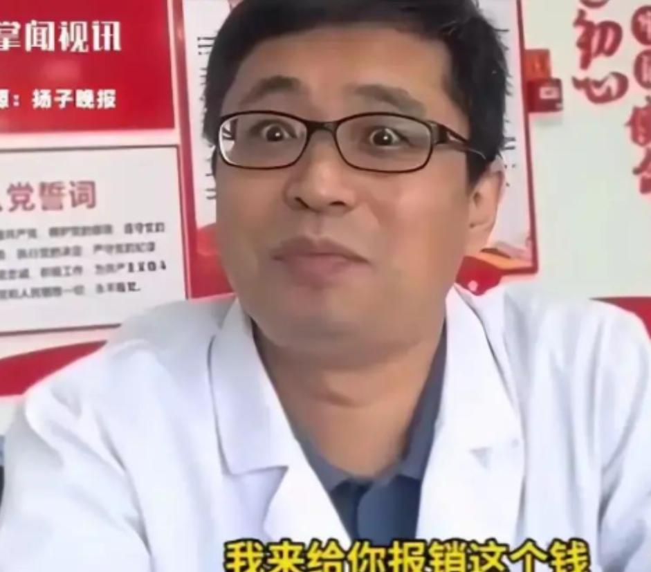 苏州医院，女儿戴口罩陪母亲看病，母亲检查结果一切正常。接诊医生却盯着女儿多看了两