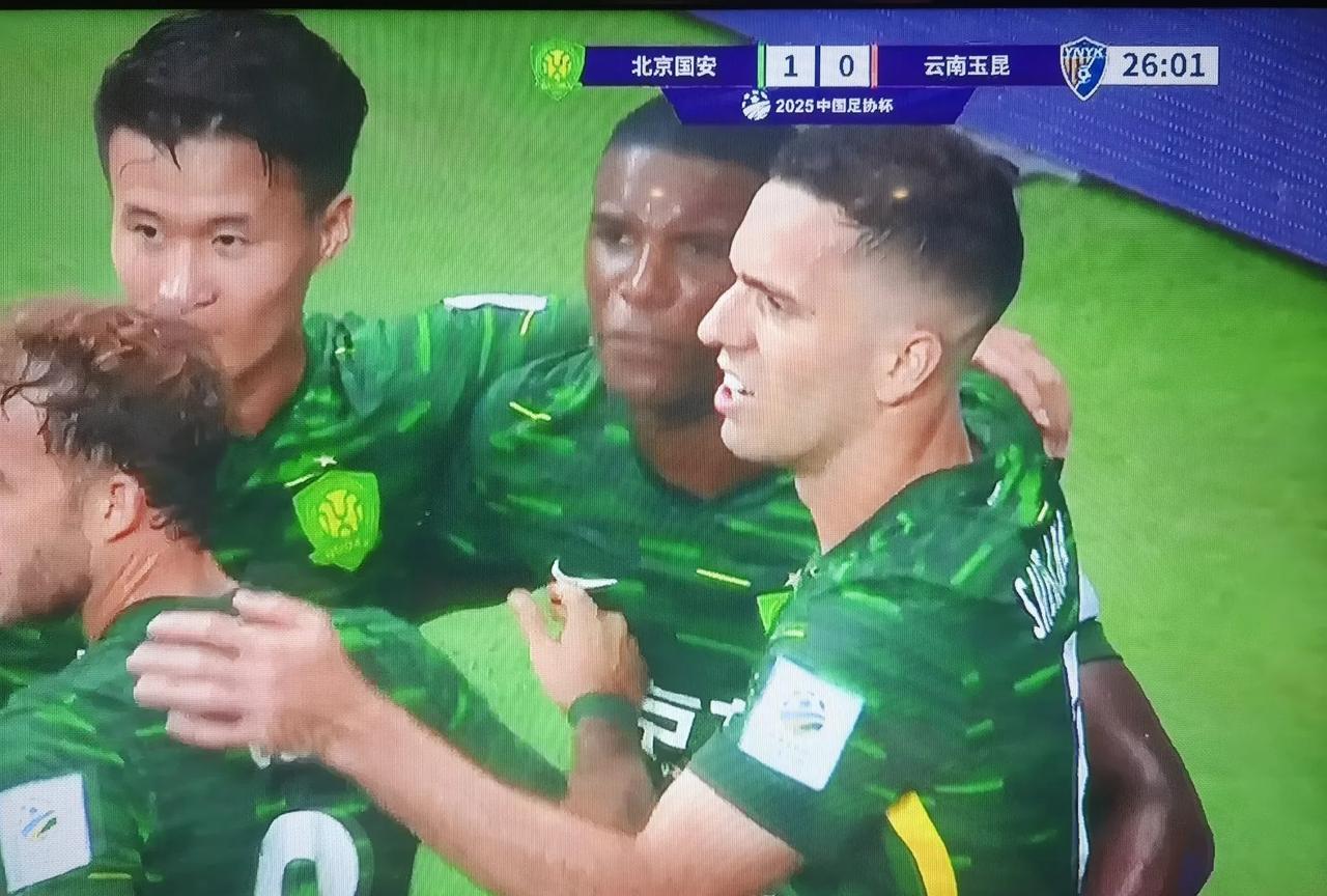 这个球手上有动作，北京国安靠这个争议球1：0领先云南玉昆了！这