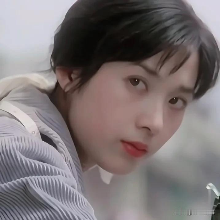 八九十年代，是华语影坛美人百花盛放的黄金时代，没有滤镜流水线脸，每一个人都美得独