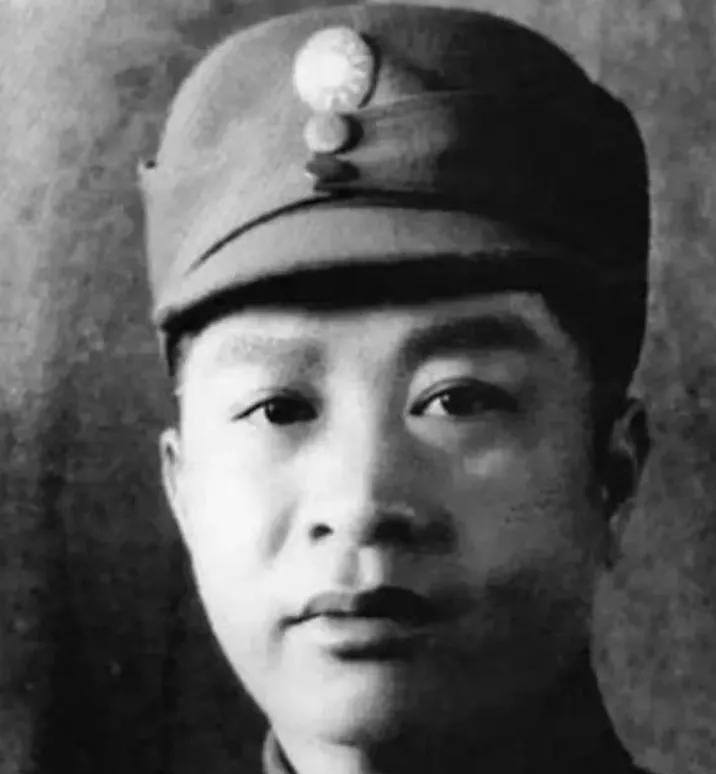 1922年，叶挺对李秀文一见钟情，去李家提亲，李父说：“你当了团长再来娶我女儿吧
