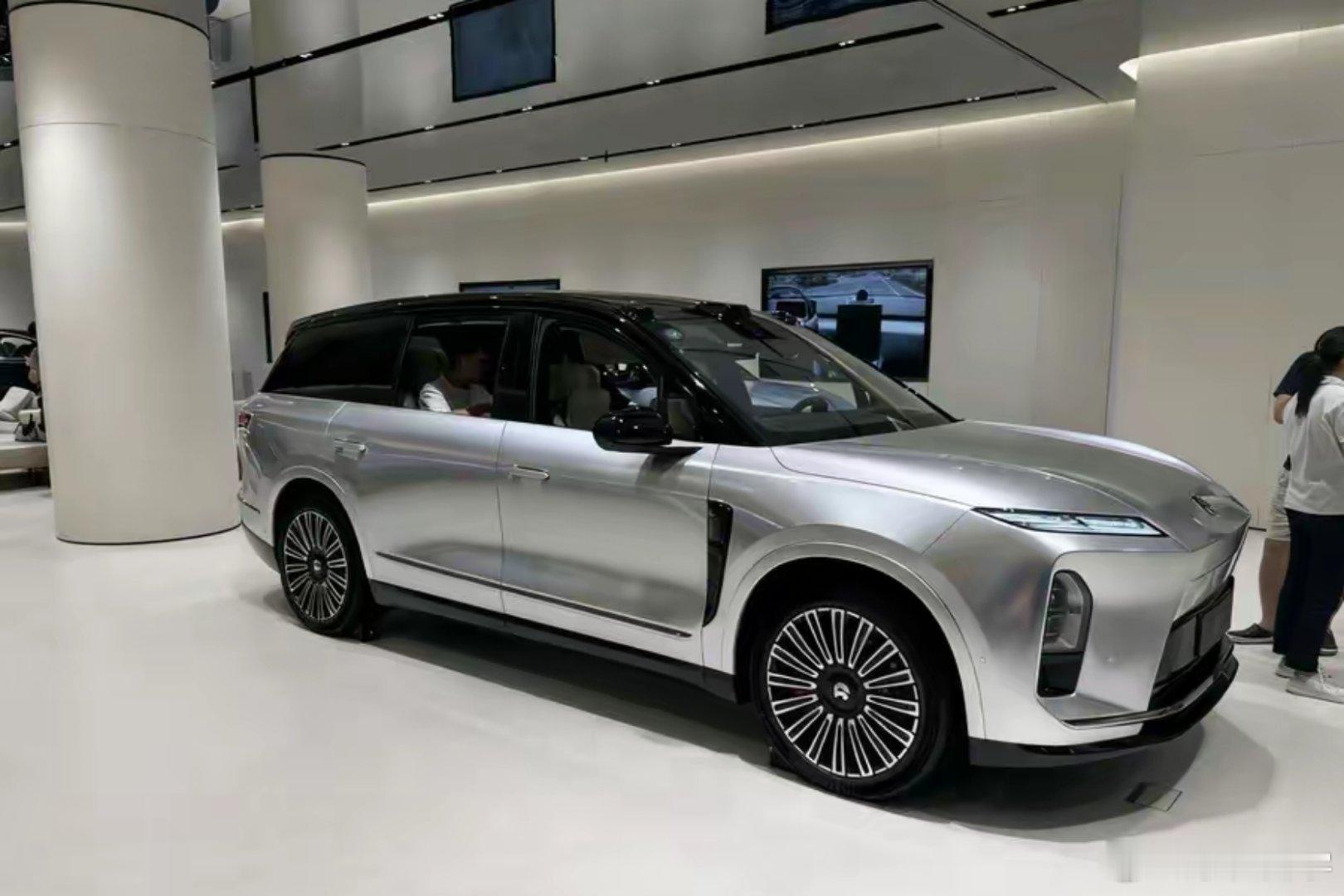 蔚来官方应该出这个颜色，太帅了现在这几个颜色，一个都看不上但我已经定了灰外蓝内