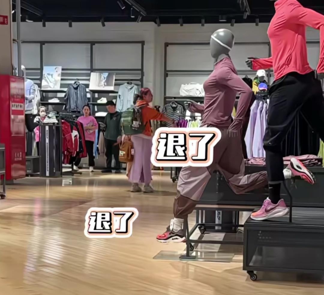 女子在服装店买了400多块钱的衣服，退货时要求商家支付现金，商家称只能原路返回，