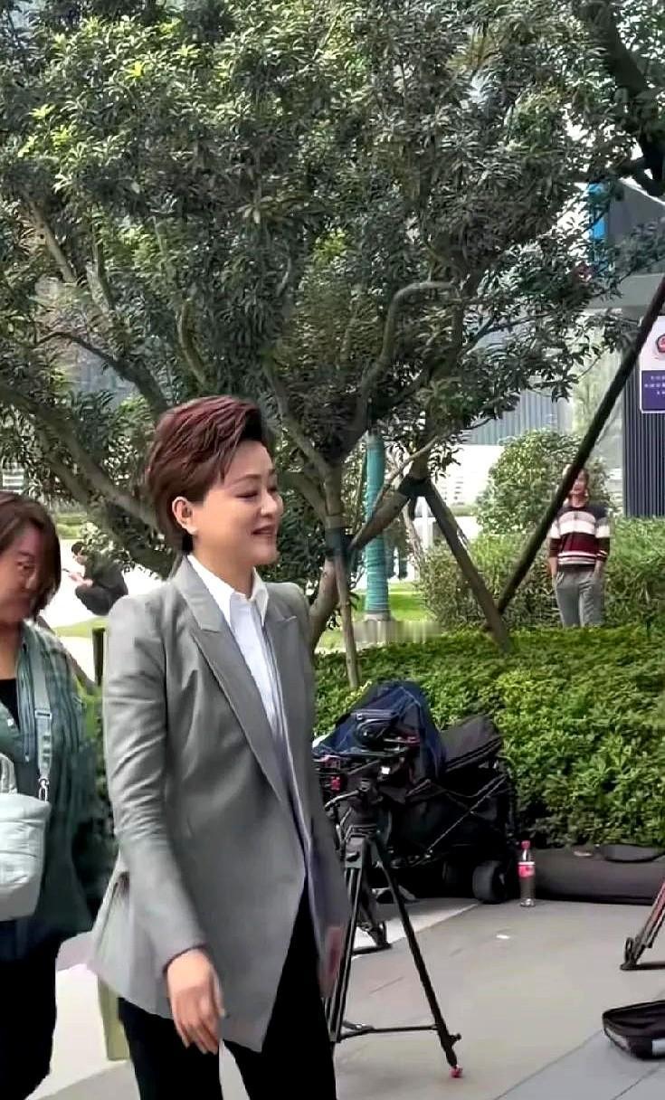 她穿紧身裤上台了。有人皱眉，有人鼓掌。舆论比灯光更亮。闹这么大，不是裤子的